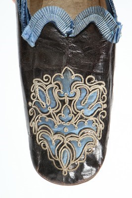 Lot 55 - A pair of glac leather pumps and two single...
