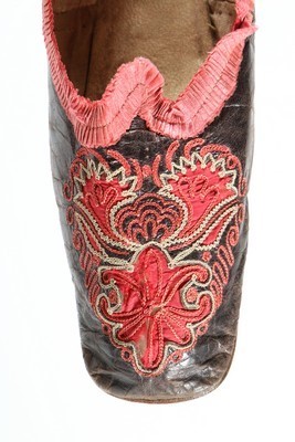 Lot 55 - A pair of glac leather pumps and two single...