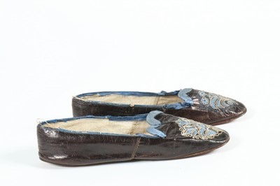 Lot 55 - A pair of glac leather pumps and two single...