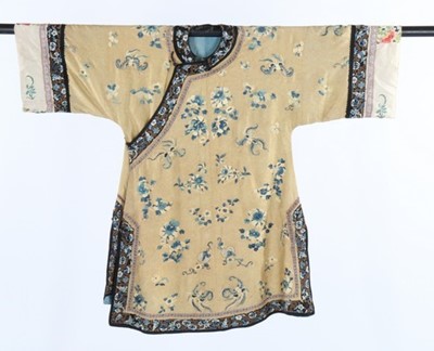 Lot 487 - An embroidered yellow silk woman's informal...