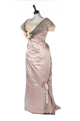 Lot 321 - A Maison Worth pale mauve satin evening gown,...