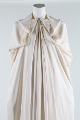 Lot 185 - A Madame Grès couture ivory crpe cape and...