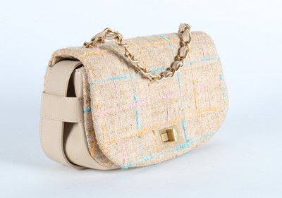 Lot 20 - A matching Chanel tweed handbag, 2001, stamped...