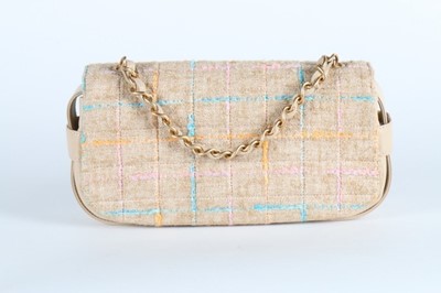 Lot 20 - A matching Chanel tweed handbag, 2001, stamped...
