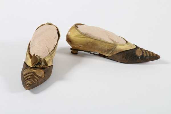 Lot 51 - A pair of yellow leather ladies shoes with...