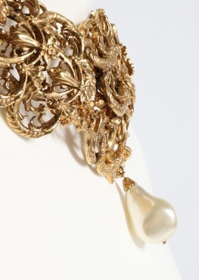 Lot 32 - A fine Robert Goossens for Chanel gilt filigree collar necklace, circa 1960