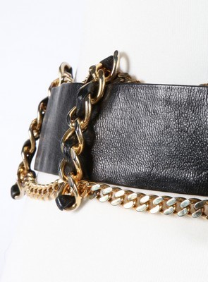 Lot 21 - A Chanel leather and chain belt, stamped...
