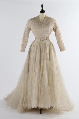 Lot 91 - A Balenciaga couture ivory guipure and tulle...