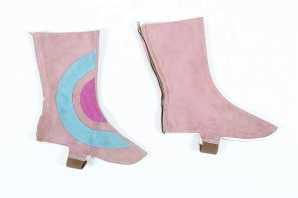 Lot 118 - Four pairs of 'moon boot' suede spats, mid...