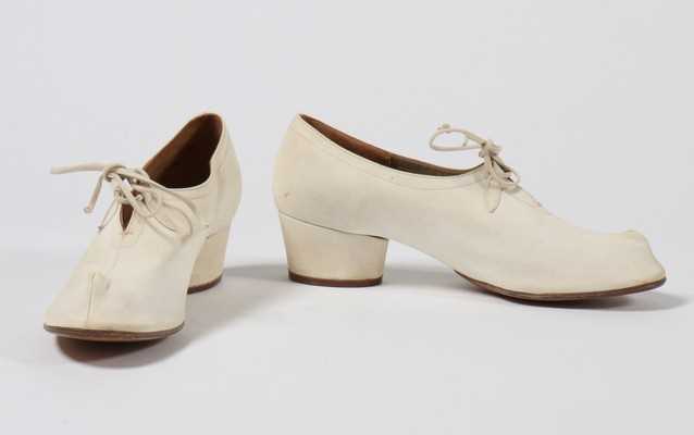 Lot 131 - A pair of Ferragamo 'Ferrina' white suede...