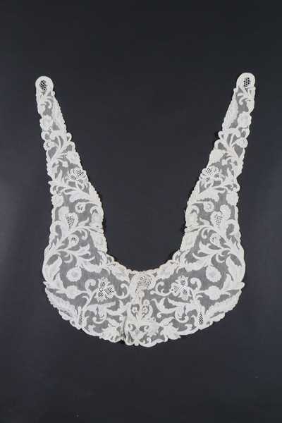 Lot 378 - A Burano needlepoint lace collar, circa 1915,...