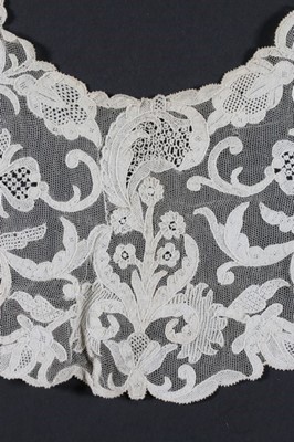 Lot 378 - A Burano needlepoint lace collar, circa 1915,...