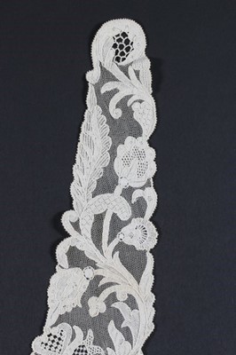 Lot 378 - A Burano needlepoint lace collar, circa 1915,...
