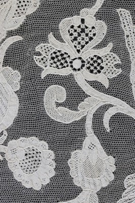 Lot 378 - A Burano needlepoint lace collar, circa 1915,...