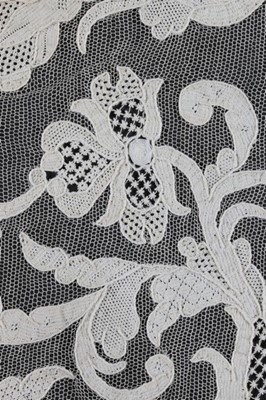 Lot 378 - A Burano needlepoint lace collar, circa 1915,...
