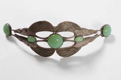 Lot 184 - A good group of headwear and haircombs,...