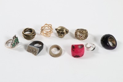 Lot 186 - A group of costume jewellery, including...