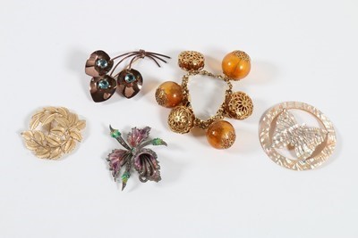 Lot 186 - A group of costume jewellery, including...