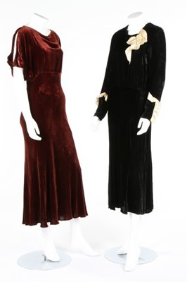 Lot 222 - A group of 1930s dinner and evening dresses...