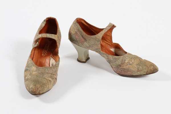 Lot 231 - A good group of accessories, comprising: eight...