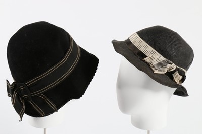 Lot 231 - A good group of accessories, comprising: eight...