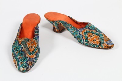 Lot 252 - Six evening purses, 1920s-30s, with decorative...