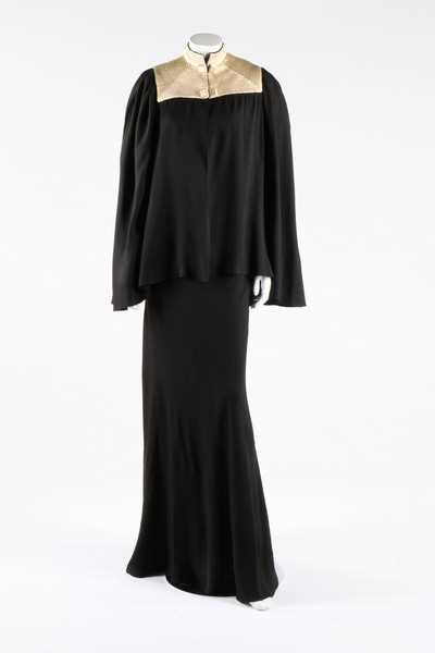 Lot 272 - A black crepe and ivory satin evening ensemble,...