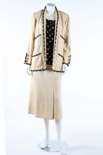 Lot 277 - A Chanel boutique raw silk summer suit with...