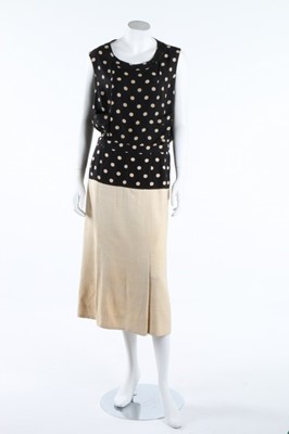 Lot 277 - A Chanel boutique raw silk summer suit with...