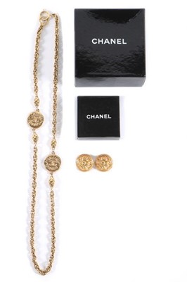 Lot 352 - A Chanel gilt metal belt/necklace, early 1990s,...