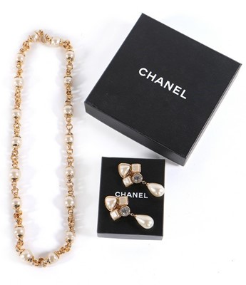 Lot 353 - A Chanel 'pearl' and gilt chain necklace,...