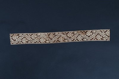 Lot 425 - A good length of bobbin lace, Flemish, late...