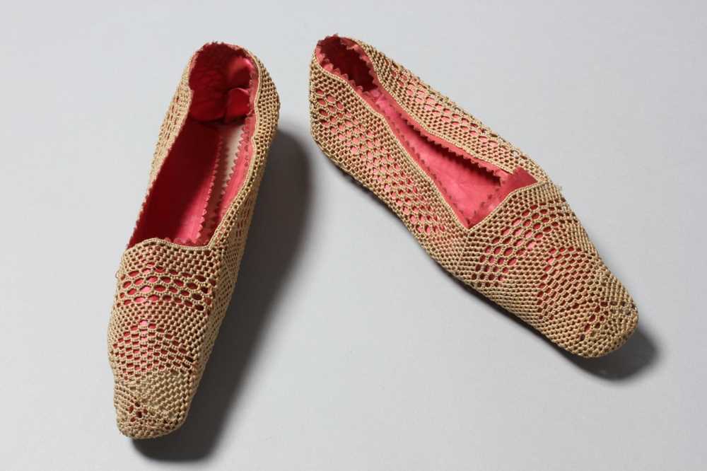 Lot 104 - A pair of crochet vegetable fibre lady's pumps,...