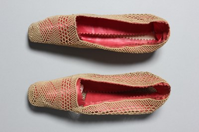 Lot 104 - A pair of crochet vegetable fibre lady's pumps,...