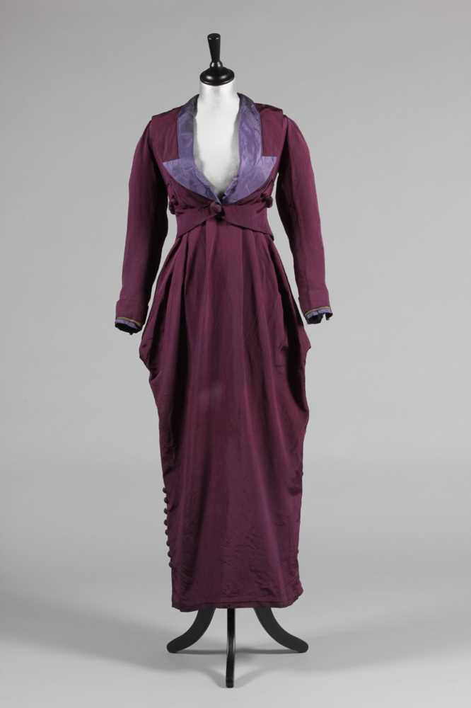 Lot 115 - A rare Maison Drecoll purple faille walking...