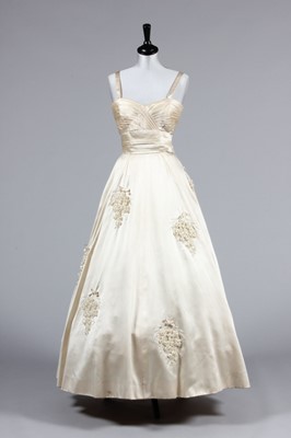Lot 120 - A Maison Worth couture ivory satin bridal gown,...