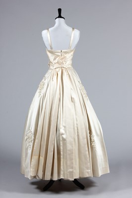 Lot 120 - A Maison Worth couture ivory satin bridal gown,...