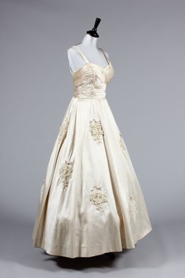 Lot 120 - A Maison Worth couture ivory satin bridal gown,...