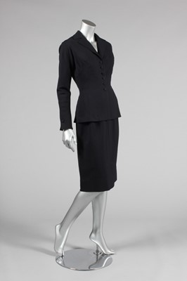 Lot 122 - A Norman Hartnell 'New-Look' suit, late 1940s,...