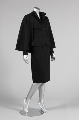 Lot 122 - A Norman Hartnell 'New-Look' suit, late 1940s,...