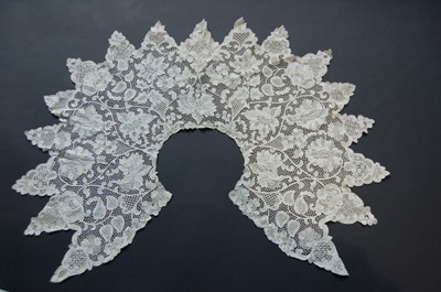 Lot 407 - A good Youghal needlepoint lace collar, second...