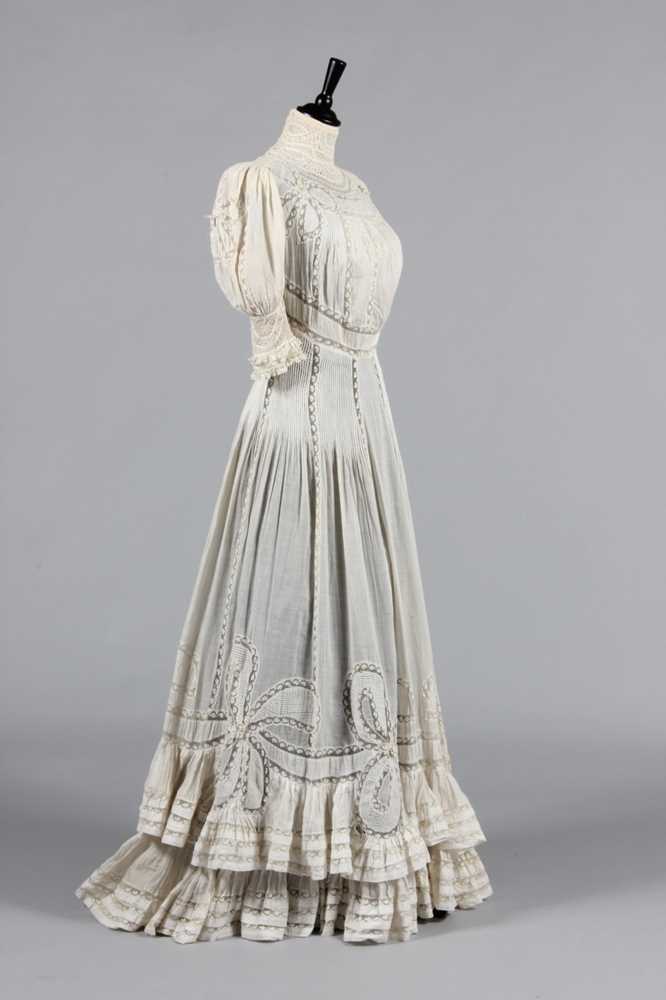 Lot 215 - A Valenciennes lace inset summer gown, circa...