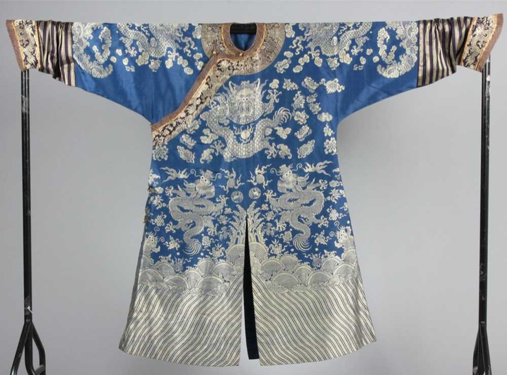 Bufu Robe Lot 265 - A brocaded silk dragon robe, jifu, circa