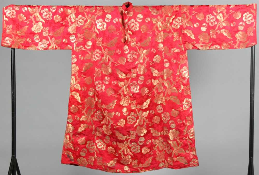 Lot 333 - A man's robe of rich scarlet and gold