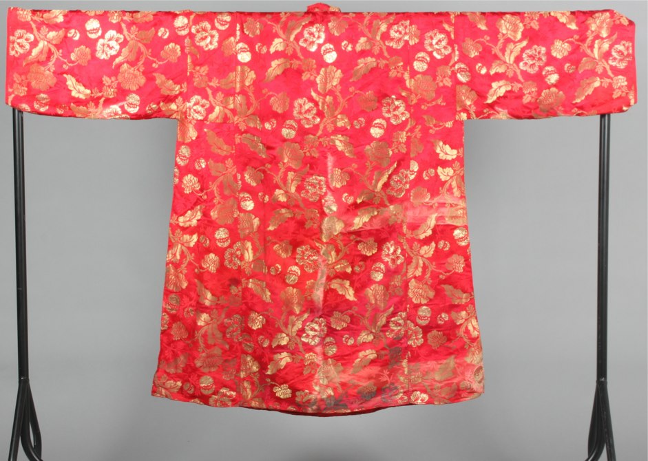 Lot 333 - A man's robe of rich scarlet and gold