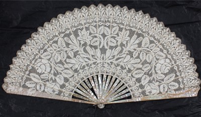 Lot 394 - A Maltese bobbin lace fan, circa 1900, the...