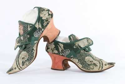 Click for high resolution Lot 20 - A fine pair of brocaded silk shoes, 1721, of...
