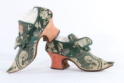 Lot 20 - A fine pair of brocaded silk shoes, 1721, of...