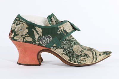 Lot 20 - A fine pair of brocaded silk shoes, 1721, of...