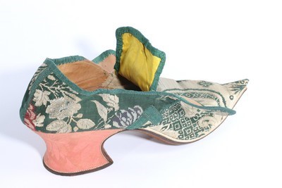Lot 20 - A fine pair of brocaded silk shoes, 1721, of...